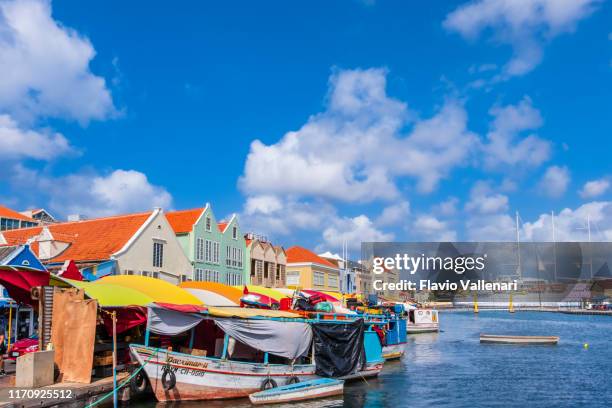 curacao, willemstad - floating market - curacao imagens e fotografias de stock