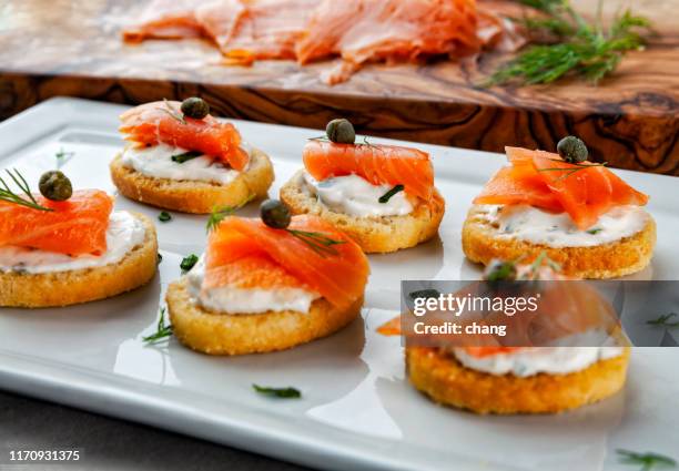 rook zalm - geroosterd brood stockfoto's en -beelden