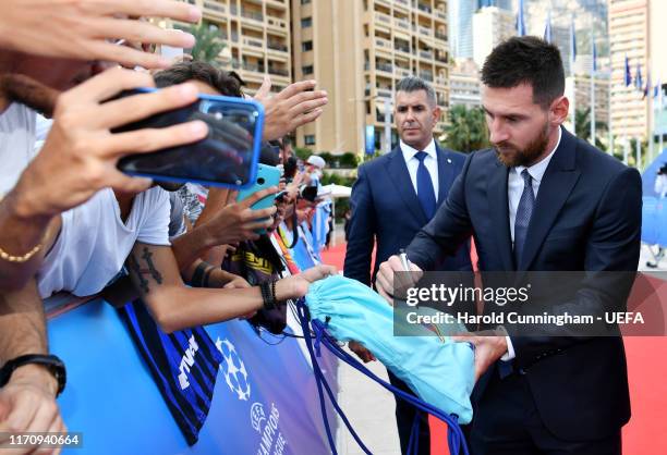 Messi Signs Photos and Premium High Res Pictures - Getty Images