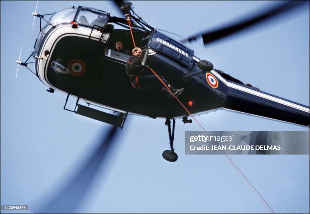 Gign Rappeling Un membre du GIGN descend en rappel depuis un hélicoptère lors d'une ...