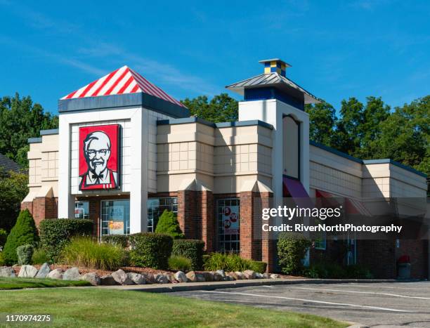 kentucky fried chicken - kentucky fried chicken bucket stock pictures, royalty-free photos & images