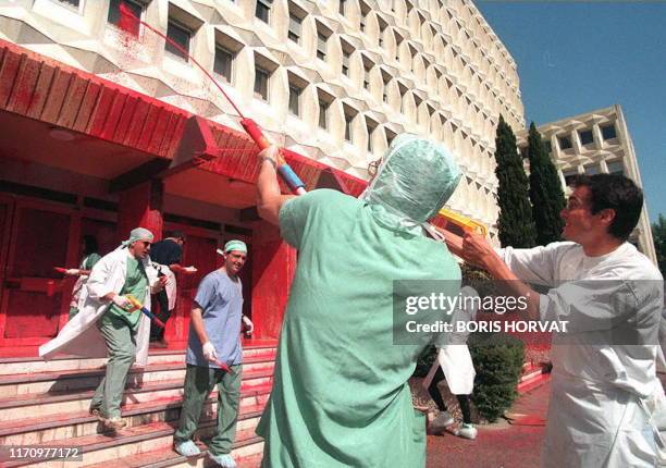Des internes et chefs de clinique "attaquent" à la peinture rouge et au pistolet à eau la façade de la Caisse d'assurance maladie des...