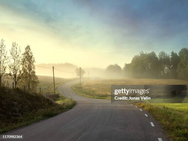 små landsväg tråg vackra landacape - landscape road bildbanksfoton och bilder