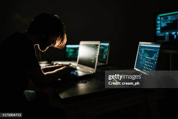 hacker arbetar i det mörka rummet och stjäla information - malware bildbanksfoton och bilder