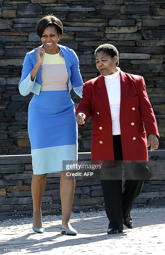 US First Lady Michelle Obama (L) talks w