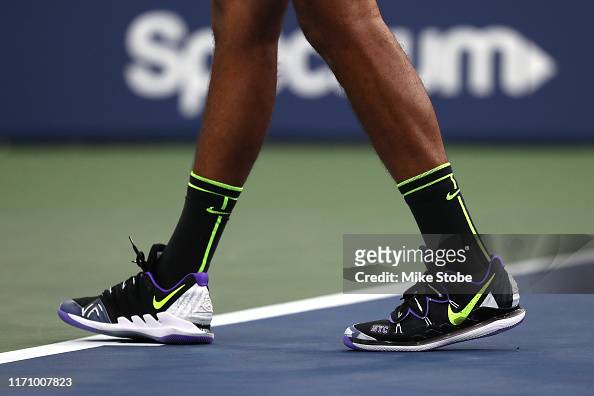 calcetines Tipo delantero inalámbrico A view of the Nike tennis shoes worn by Nick Kyrgios of Australia...  Fotografía de noticias - Getty Images