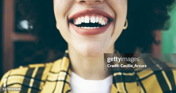 un sourire est une langue que nous comprenons tous - rire aux éclats photos et images de collection