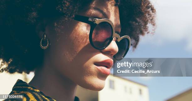 nada completa tu aspecto como los tonos correctos - gafas de sol fotografías e imágenes de stock