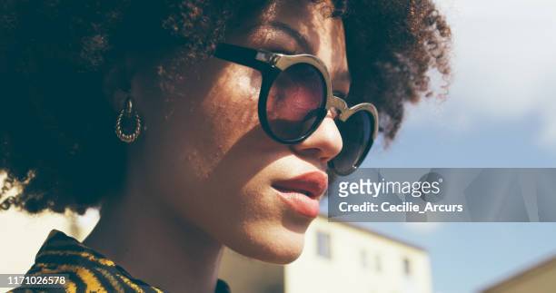 nothing completes your look like the right shades - sunglasses imagens e fotografias de stock