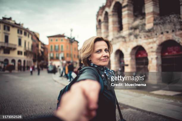 couple by the colliseum in verona - lazio verona stock pictures, royalty-free photos & images
