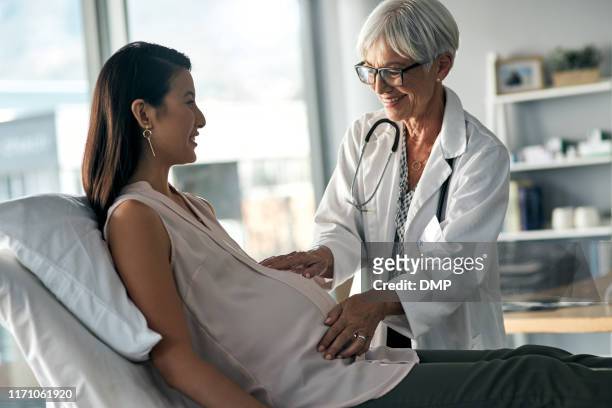 sie sorgt dafür, dass ich die gesündeste schwangerschaft habe - pregnant woman at doctor stock-fotos und bilder