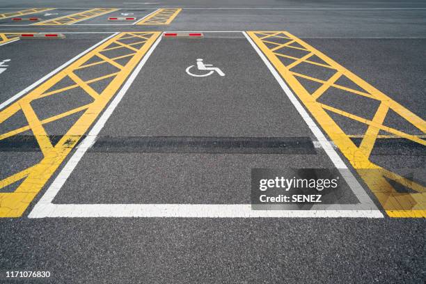 handicapped parking spaces - placa de deficiente físico imagens e fotografias de stock