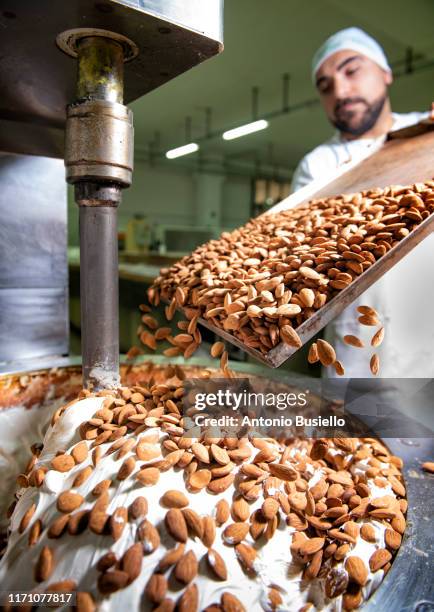 mixing artisanal nougat - candy factory stockfoto's en -beelden