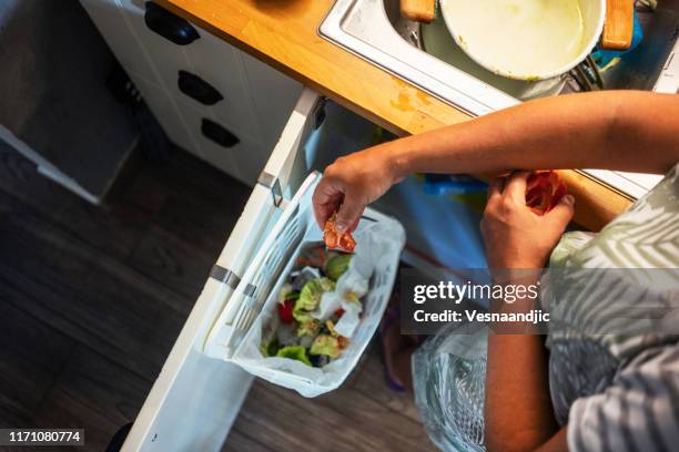 vrouw in de keuken - food waste stockfoto's en -beelden