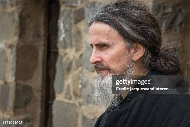portret van een monnik van de grieks-orthodoxe kerk - grieks orthodox stockfoto's en -beelden