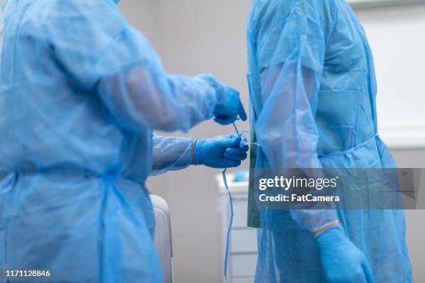 chirurgische team voorbereiding op de uitvoering van de patiënt - operatiegewaad stockfoto's en -beelden
