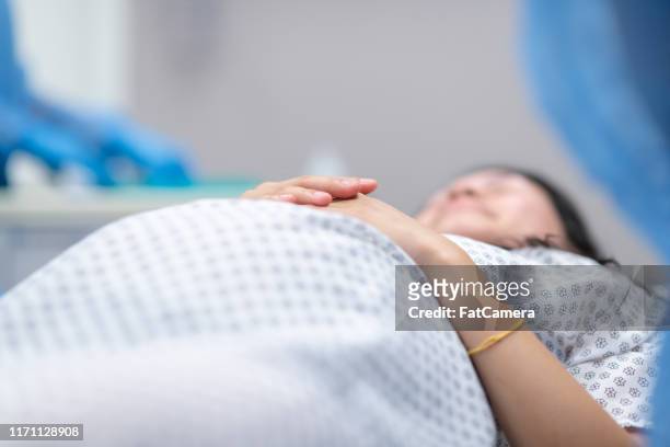 zwangere vrouw legt op de operatietafel voor het ontvangen van keizersnede - new life stockfoto's en -beelden