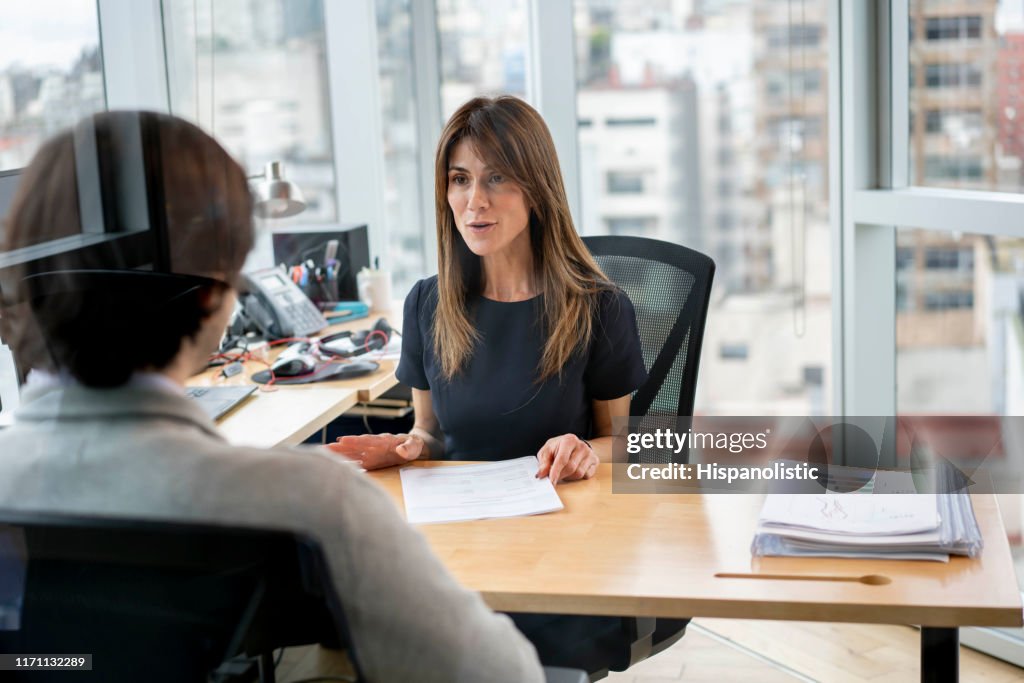 HR Manager bij haar kantoor praten met werknemer vrolijk