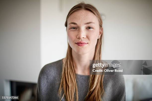 portrait of confident young woman - leonado fotografías e imágenes de stock