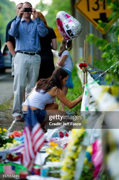 21 Mourners Visit The Scene Of Ryan Dunns Fatal Accident Stock Photos 21-mourners-visit-the-scene-of-ryan-dunns-fatal-accident-stock-photos