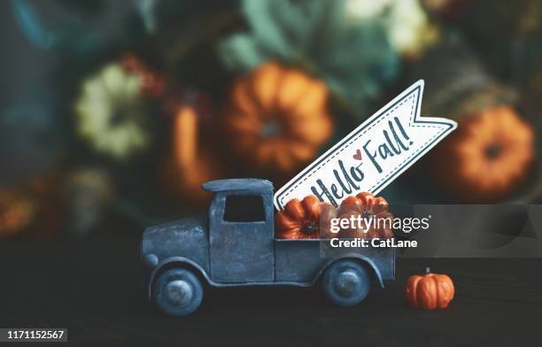 kleiner lkw mit ladung von miniatur-kürbisse für herbst und thanksgiving - old fashioned thanksgiving stock-fotos und bilder