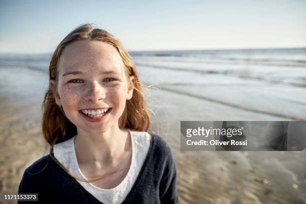portrait of happy girl on the beach - 10 11 jaar stockfoto's en -beelden