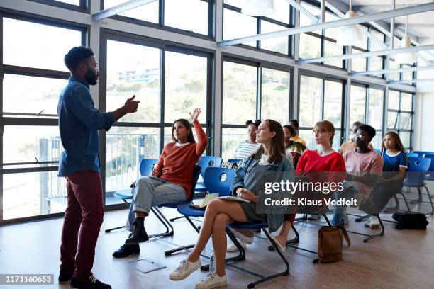 professor explaining young multi-ethnic students - participant fotografías e imágenes de stock