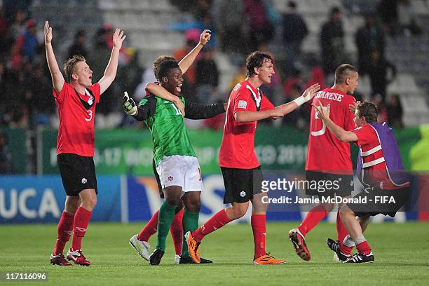 Players of Canada celebrate a draw against England during the FIFA U-17 World Cup Group C match between Canada and England at the Estadio Hidalgo on...