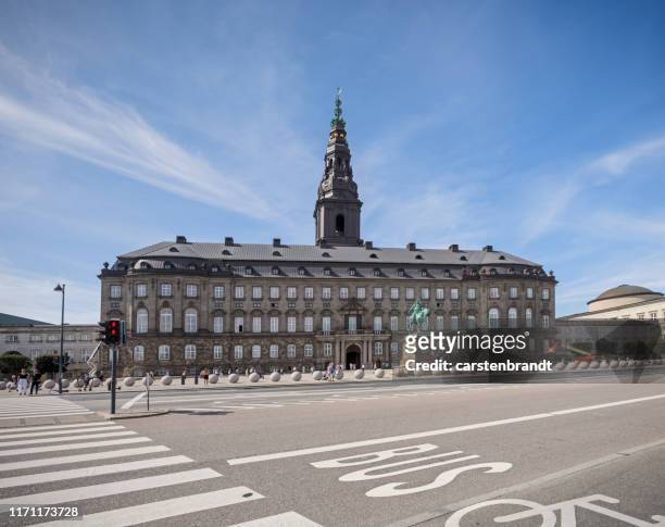 das dänische parlament - schloss christiansborg stock-fotos und bilder