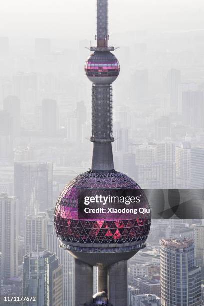 shanghai at dusk - torre oriental pearl imagens e fotografias de stock