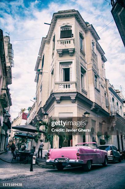 auto clásico descapotable estacionado en las calles de la habana, cuba. - descapotable - fotografias e filmes do acervo