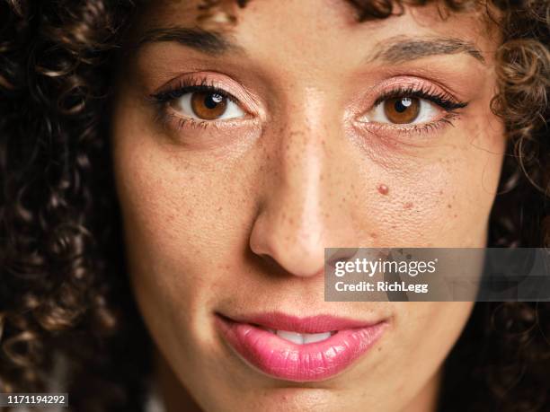 ritratto di donna naturale - extreme close up foto e immagini stock