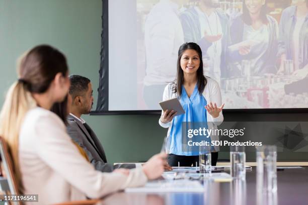 zelfverzekerde busineswwoman bespreekt liefdadigheidsevenement - overtuiging stockfoto's en -beelden