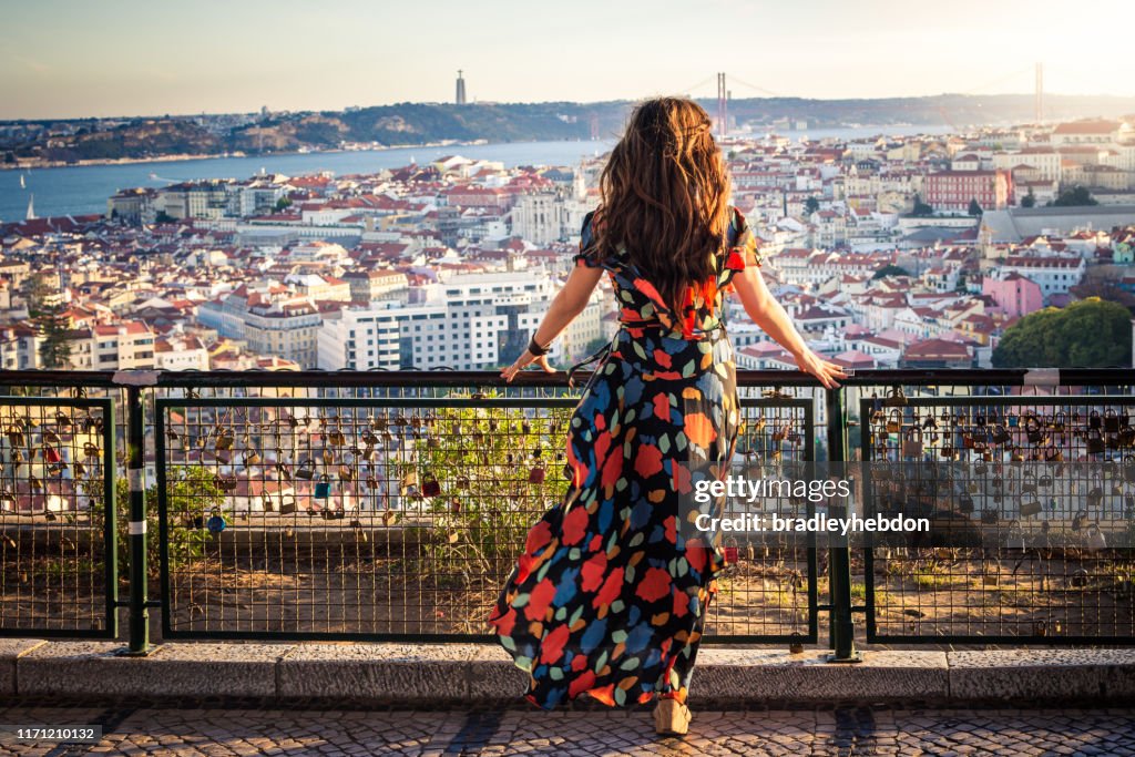 Donna che gode di vista da Miradouro da Senhora do Monte a Lisbona, Portogallo