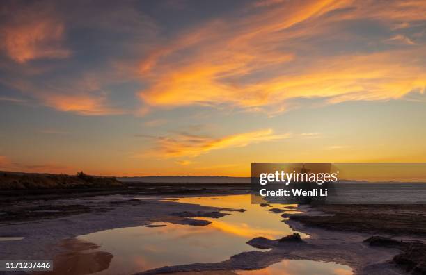 sunset reflected on a lake - san jose californië stockfoto's en -beelden