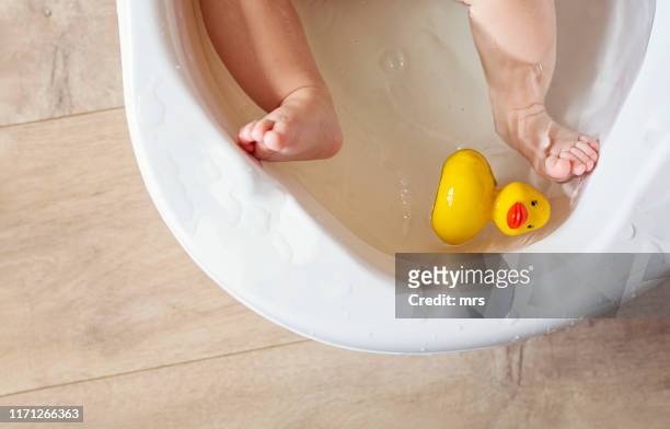 baby in bathtub - baby bathtub 個照片及圖片檔