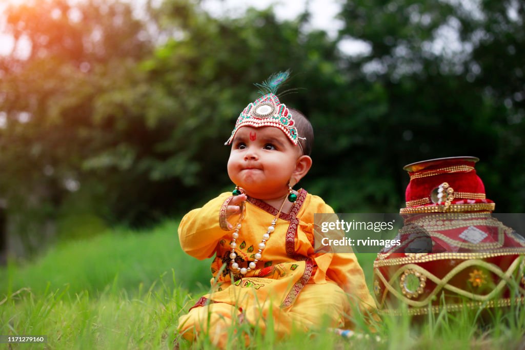 Weinig Krishna zittend met Makhan matki