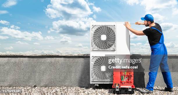 airconditioner apparatuur installeren-multi split airconditioner systeem - compressor stockfoto's en -beelden