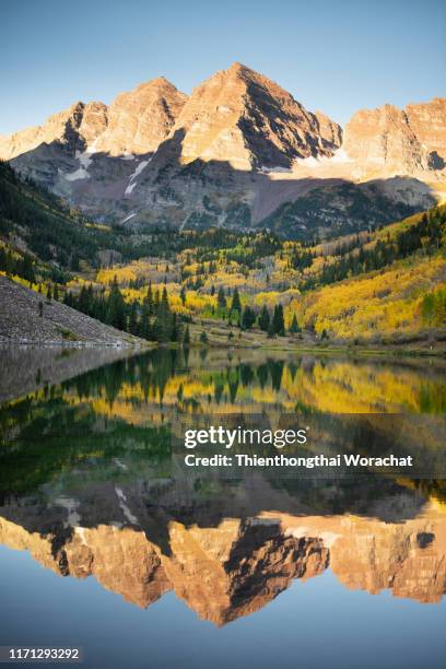 maroon bells reflected on maroon lake - maroon bells fotografías e imágenes de stock