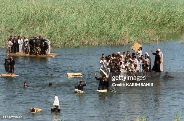 Photo d'illustration représentant pêcheur chiite irakien dans la région marécageuse du Sud de l'Irak Al-Ahwar , dont l'histoire remonte à l'époque...