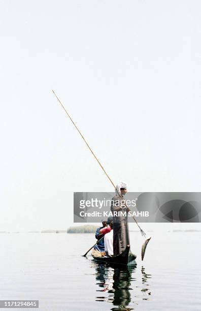 Photo d'illustration représentant des pêcheurs chiites irakiens dans la région marécageuse du Sud de l'Irak Al-Ahwar , dont l'histoire remonte à...