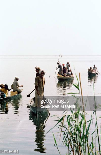 Photo d'illustration représentant des pêcheurs chiites irakiens dans la région marécageuse du Sud de l'Irak Al-Ahwar , dont l'histoire remonte à...