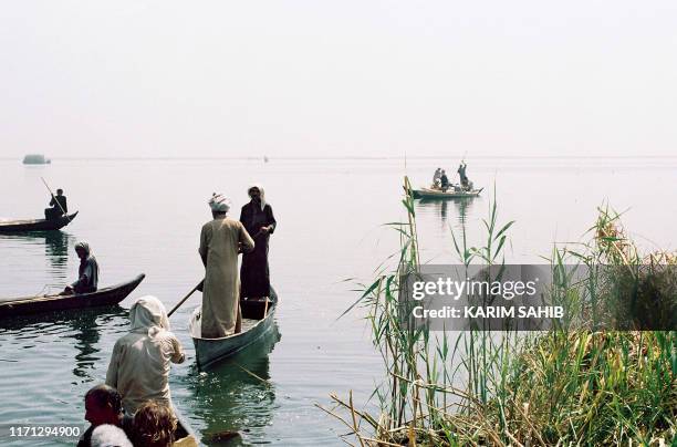 Photo d'illustration représentant des pêcheurs chiites irakiens dans la région marécageuse du Sud de l'Irak Al-Ahwar , dont l'histoire remonte à...