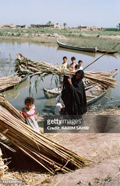 Photo d'illustration représentant une famille chiite irakienne dans la région marécageuse du Sud de lIrak Al-Ahwar , dont lhistoire remonte à lépoque...