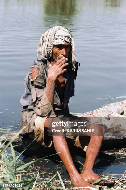 Photo d'illustration représentant pêcheur chiite irakien dans la région marécageuse du Sud de l'Irak Al-Ahwar , dont l'histoire remonte à l'époque...