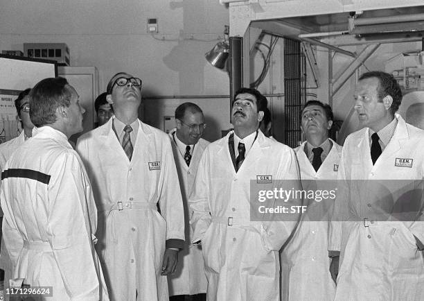 Le vice-président du conseil de commandement de la révolution d'Irak, Saddam Hussein , visite, le 06 septembre 1975, la centrale nucléaire de...