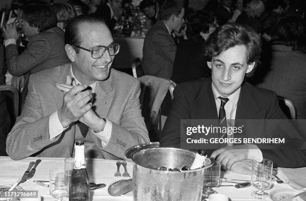 Le maire de Paris et président du RPR Jacques Chirac, s'entretient le 24 mars 1981 à Paris, lors d'un dîner, avec Nicolas Sarkozy, alors âgé de 26...