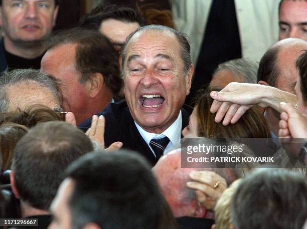 Le président candidat Jacques Chirac prend un bain de foule, le 16 avril 2002, lors de son arrivée à Bastia, premiere étape de son déplacement de...