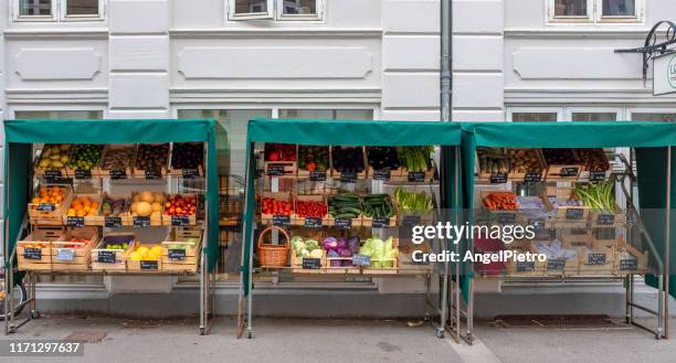 everyday scene in the norebrro neighborhood - frutas y verduras stock-fotos und bilder