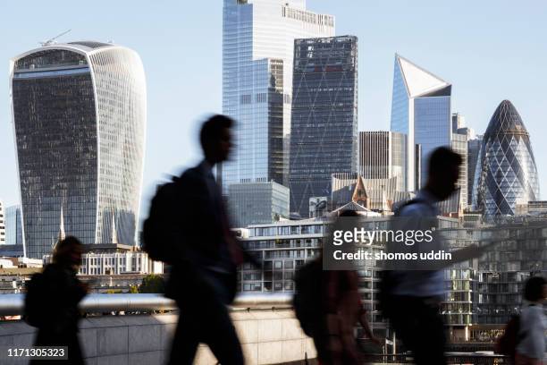 london city workers against high rise office buildings - hauptverkehrszeit stock-fotos und bilder